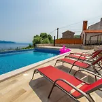 Mit Grossem Garten Und Pool By Interhome 펜션