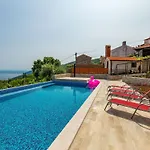 Mit Grossem Garten Und Pool By Interhome 펜션
