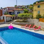 Mit Grossem Garten Und Pool By Interhome