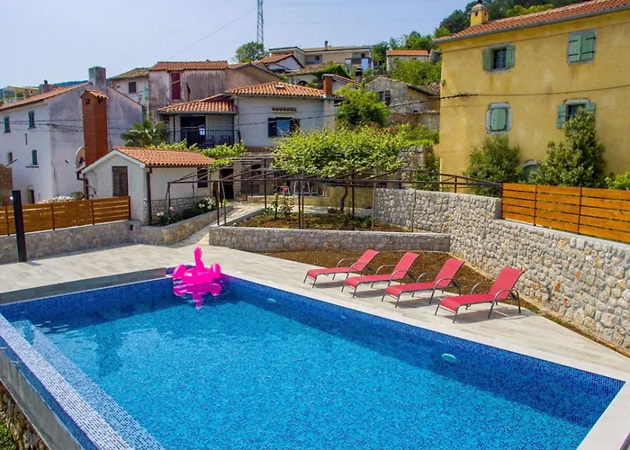 Mit Grossem Garten Und Pool By Interhome