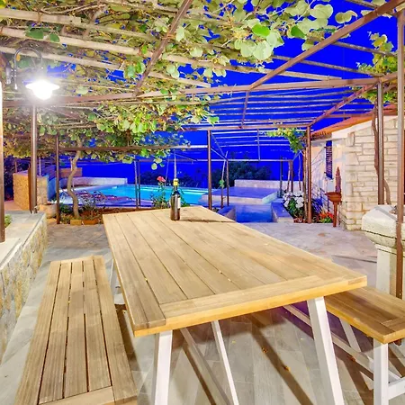 Vakantiehuis Mit Grossem Garten Und Pool By Interhome *