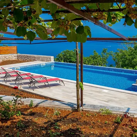 Mit Grossem Garten Und Pool By Interhome