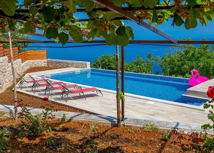 Mit Grossem Garten Und Pool By Interhome